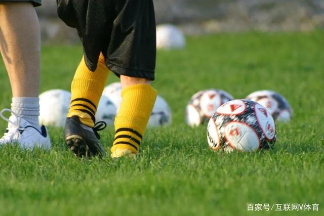 雷迪克：首发位置流动性大，七八人可竞争首发